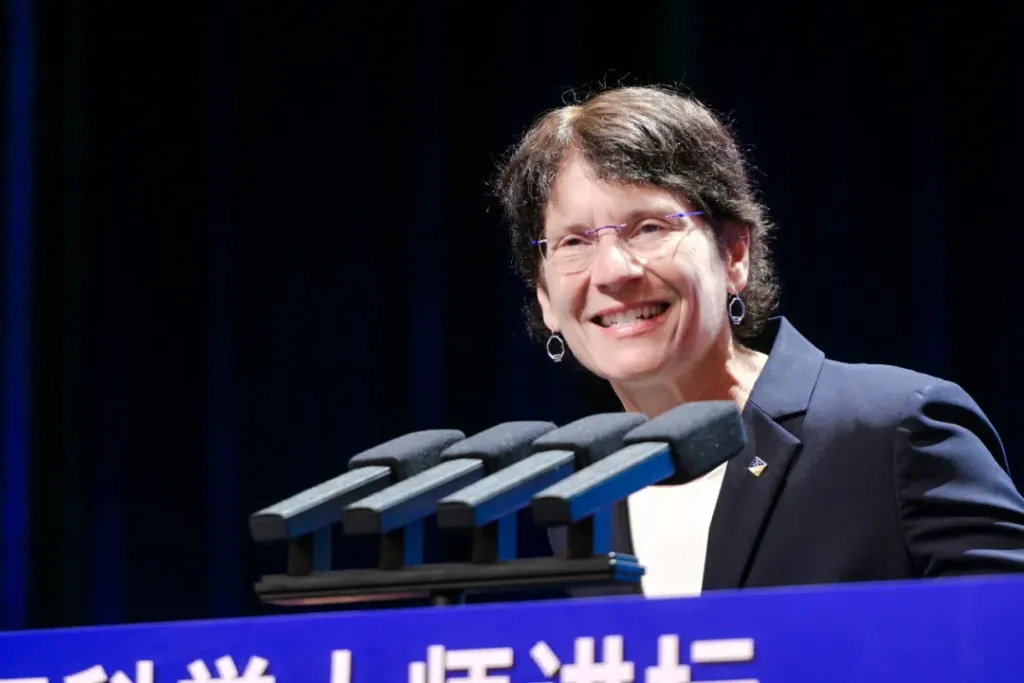 自己任贝斯
