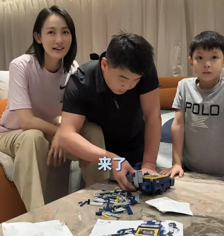 很耐心指导, 闫博雅坐在