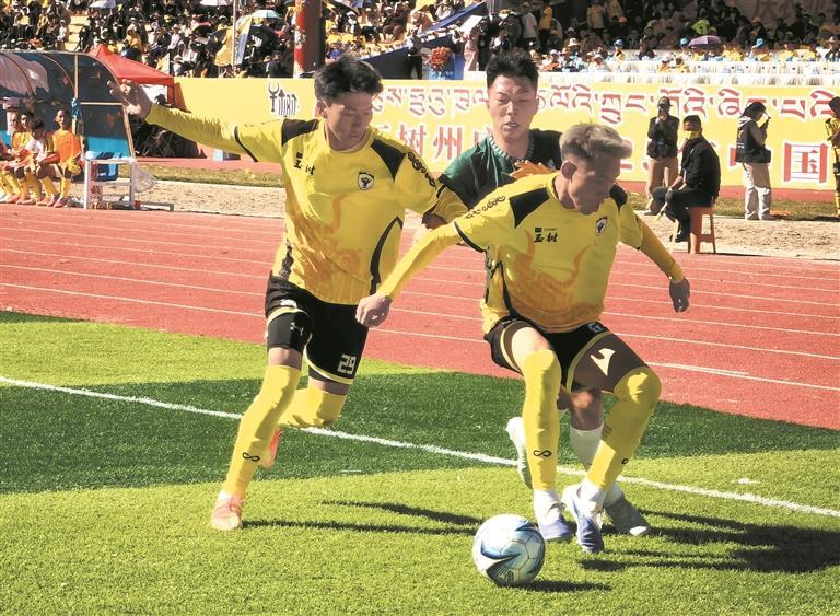 的旗帜展开, 本报记者